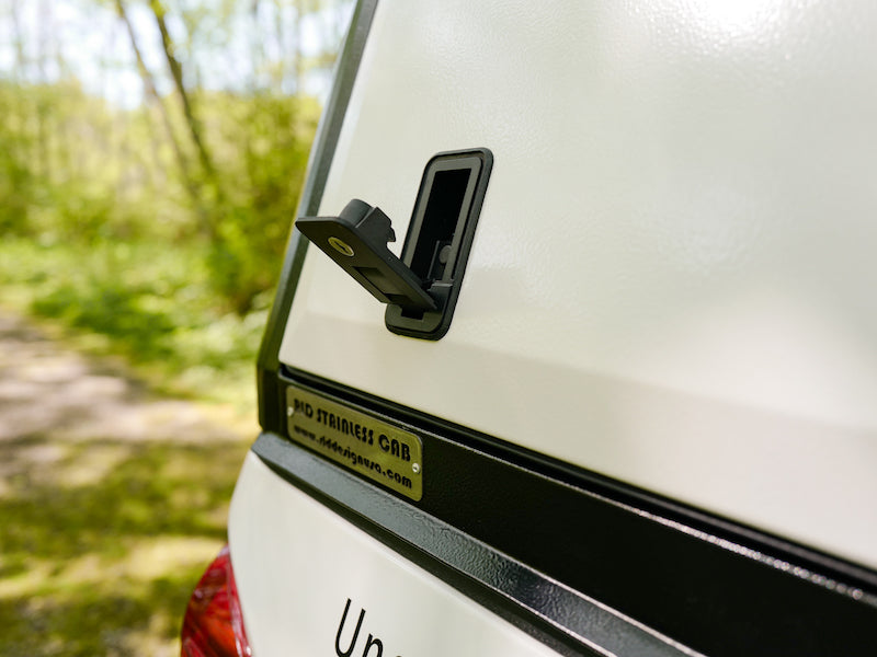 Locking adjustable pressure lever on RLD truck topper